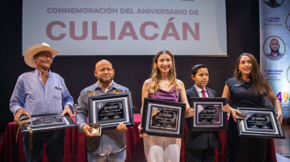 Gámez Mendívil entrega Premio Coltzin al Mérito Ciudadano en la Sala de Cabildo del Ayuntamiento de Culiacán, Sinaloa