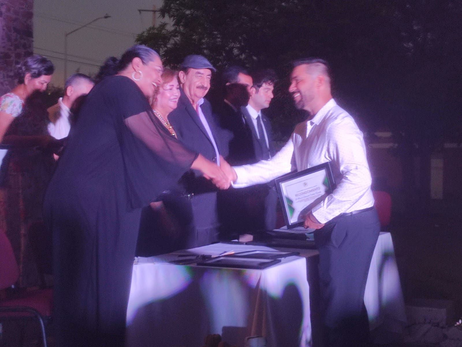 Entregan presea Arnoldo Corrales a Marco Valdez, de Los Noticieristas, en Los Mochis, Sinaloa