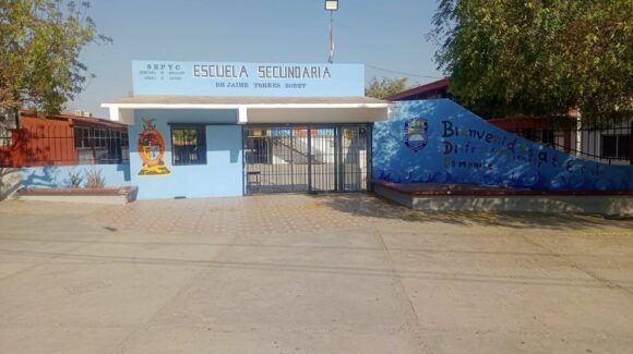 Estudiante se fractura el brazo al resbalar en los pasillos de su escuela en Mazatlán, Sinaloa