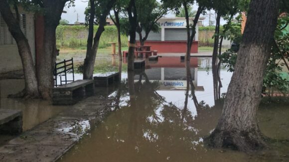 Lluvias anegan escuelas y obligan a suspender clases en comunidades de Ahome