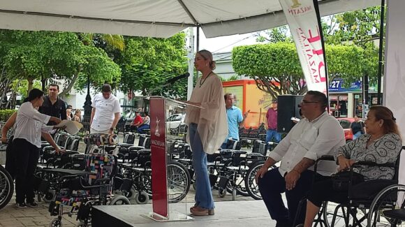 Gobierno de Mazatlán, Sinaloa y Sistema DIF entregan 103 apoyos funcionales y 200 abanicos