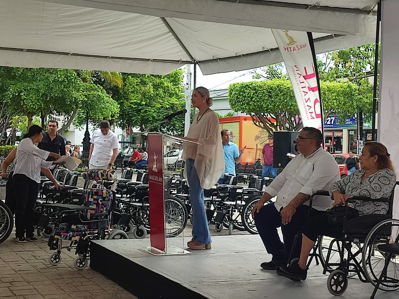 Estrella Palacios en la entrega de apoyos