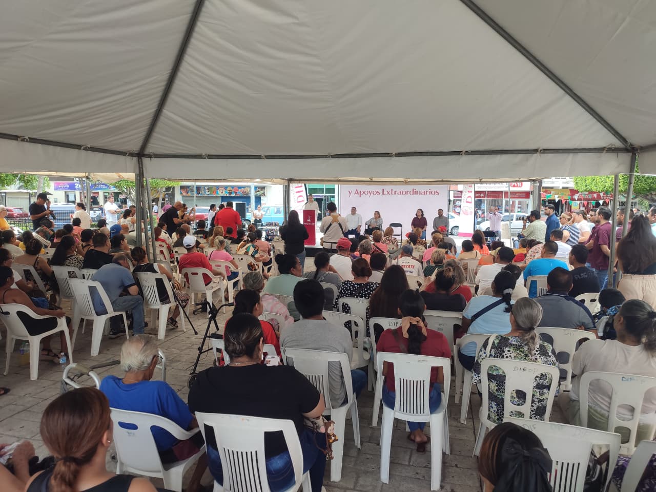 Estrella Palacios en la entrega de apoyos