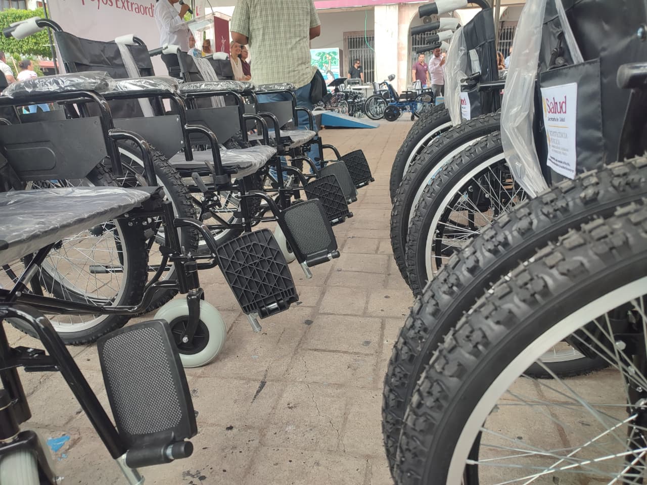 Sillas de ruedas entregas por el DIF