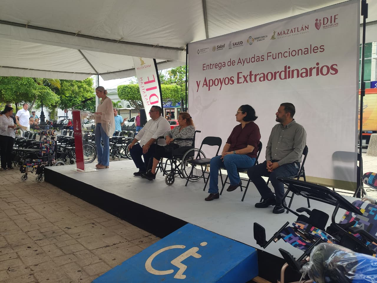 Estrella Palacios en la entrega de apoyos