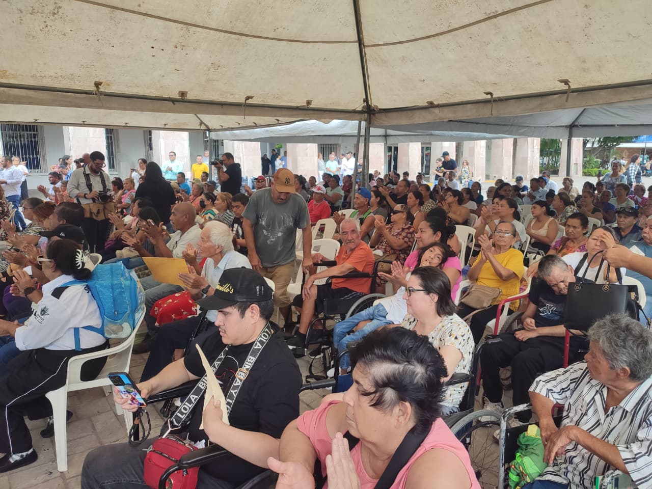 entrega de apoyos del DIF Mazatlán