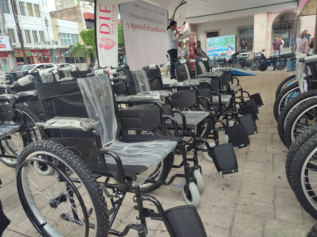 Sillas de ruedas entregas por el DIF
