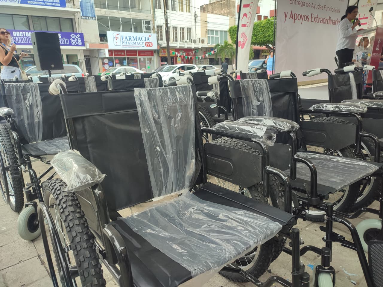 Sillas de ruedas entregas por el DIF