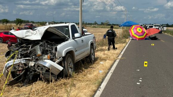 Dos estudiantes perdieron la vida al chocar su moto contra una camioneta en el municipio de Sinaloa, Sinaloa