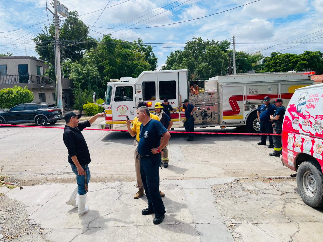 Cuerpos de auxilio en bodega donde se registró una explosión en Los Mochis