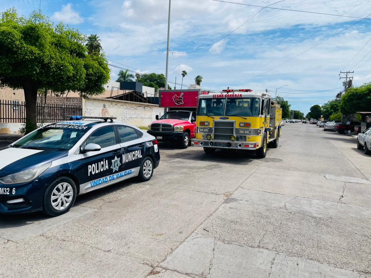 Cuerpos de auxilio en bodega donde se registró una explosión en Los Mochis