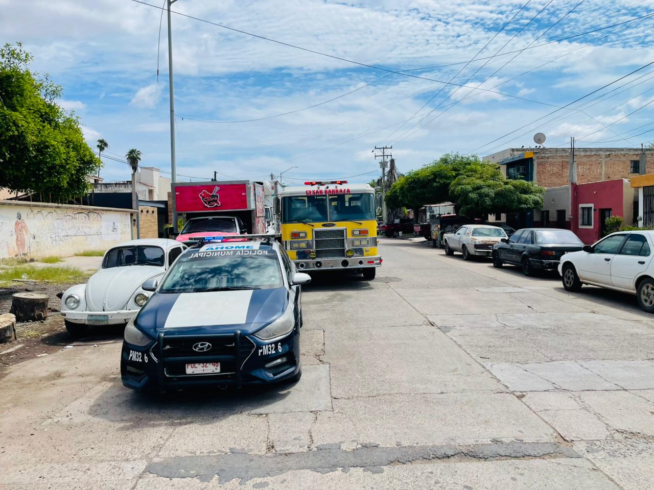 Cuerpos de auxilio en bodega donde se registró una explosión en Los Mochis