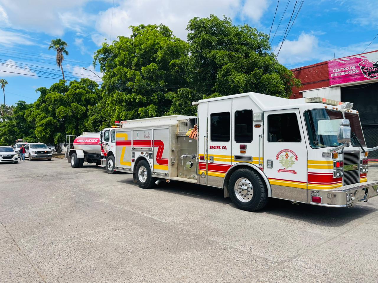 Cuerpos de auxilio en bodega donde se registró una explosión en Los Mochis