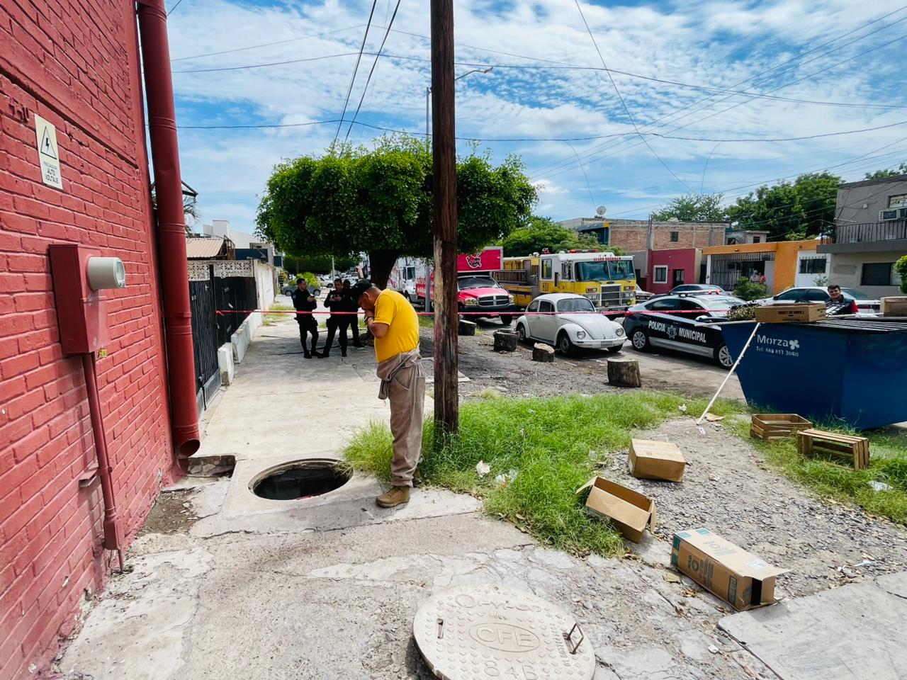 Cuerpos de auxilio en bodega donde se registró una explosión en Los Mochis