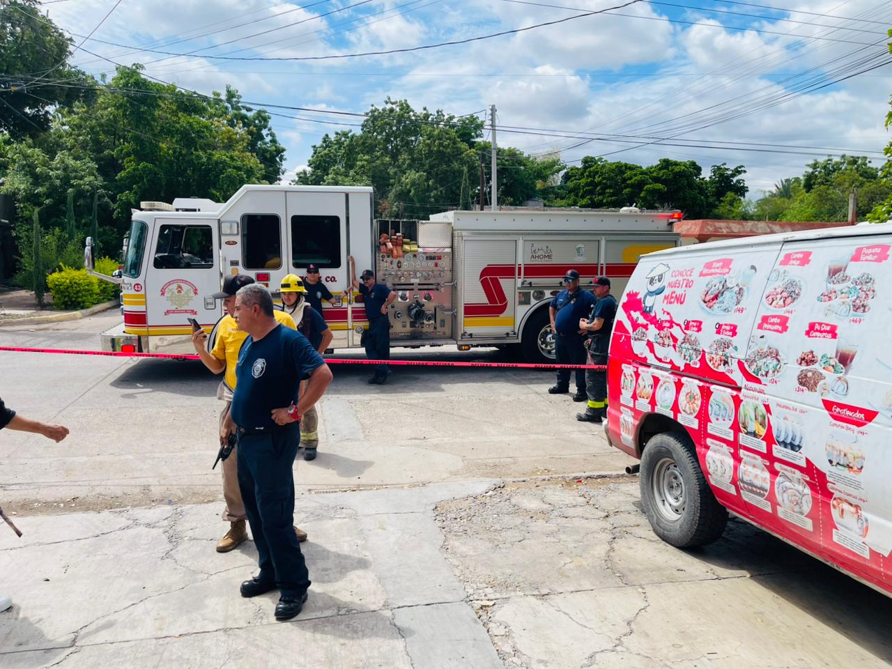 Cuerpos de auxilio en bodega donde se registró una explosión en Los Mochis