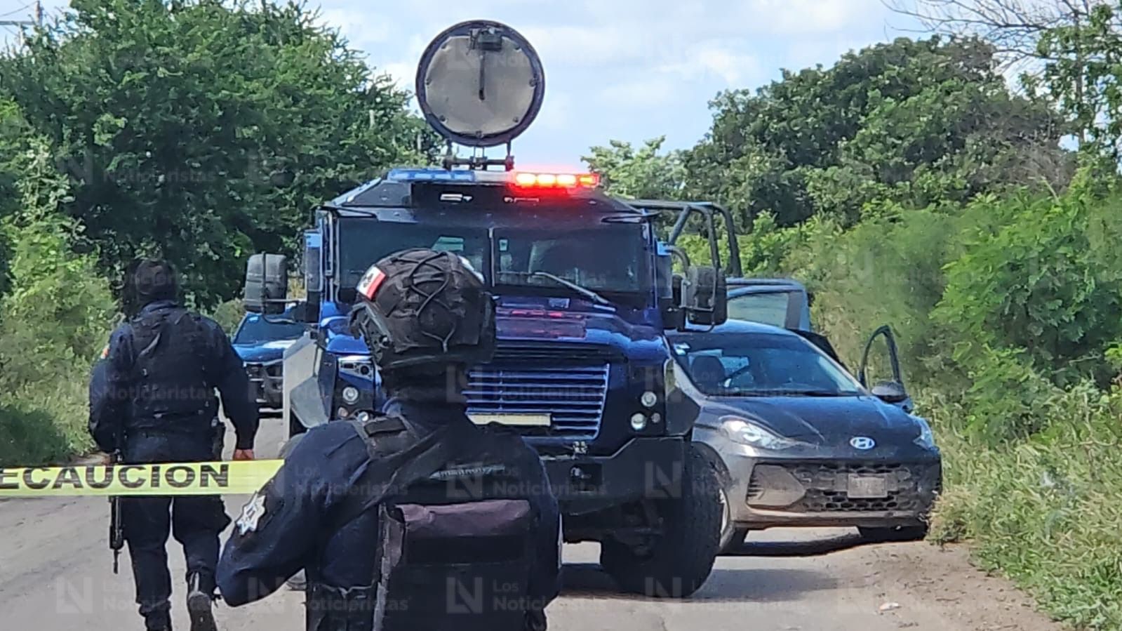Policía Estatal en sitio donde se encomtró un vehículo con extremidades en Navolato