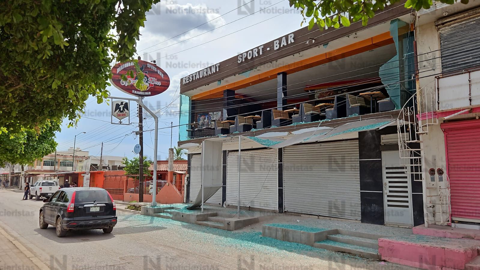 Fachada de restaurante dañada tras balaceras en Villa Juárez, Navolato