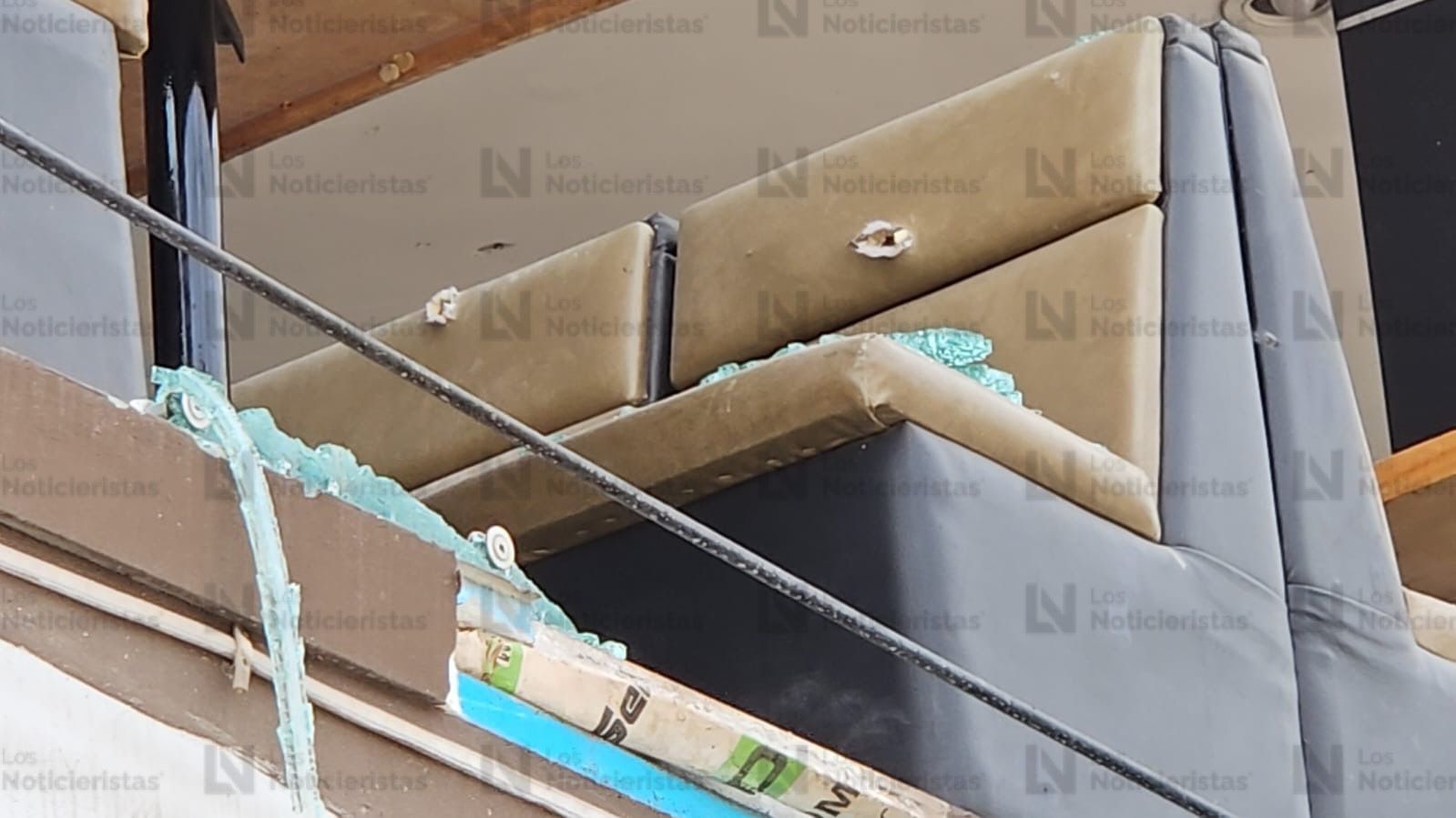 Mobiliario de restaurante dañado por balaceras en Villa Juárez, Navolato