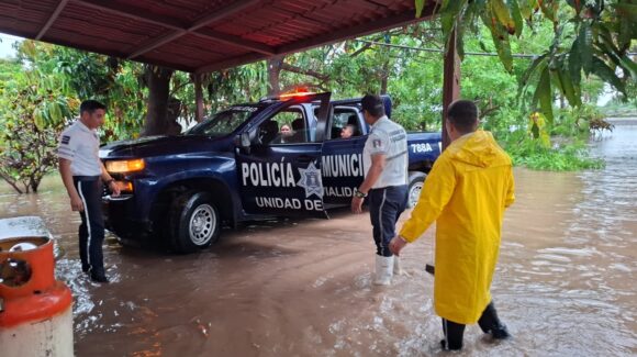 Familias de la colonia Ejidal en Higuera de Zaragoza sufren inundaciones por lluvias