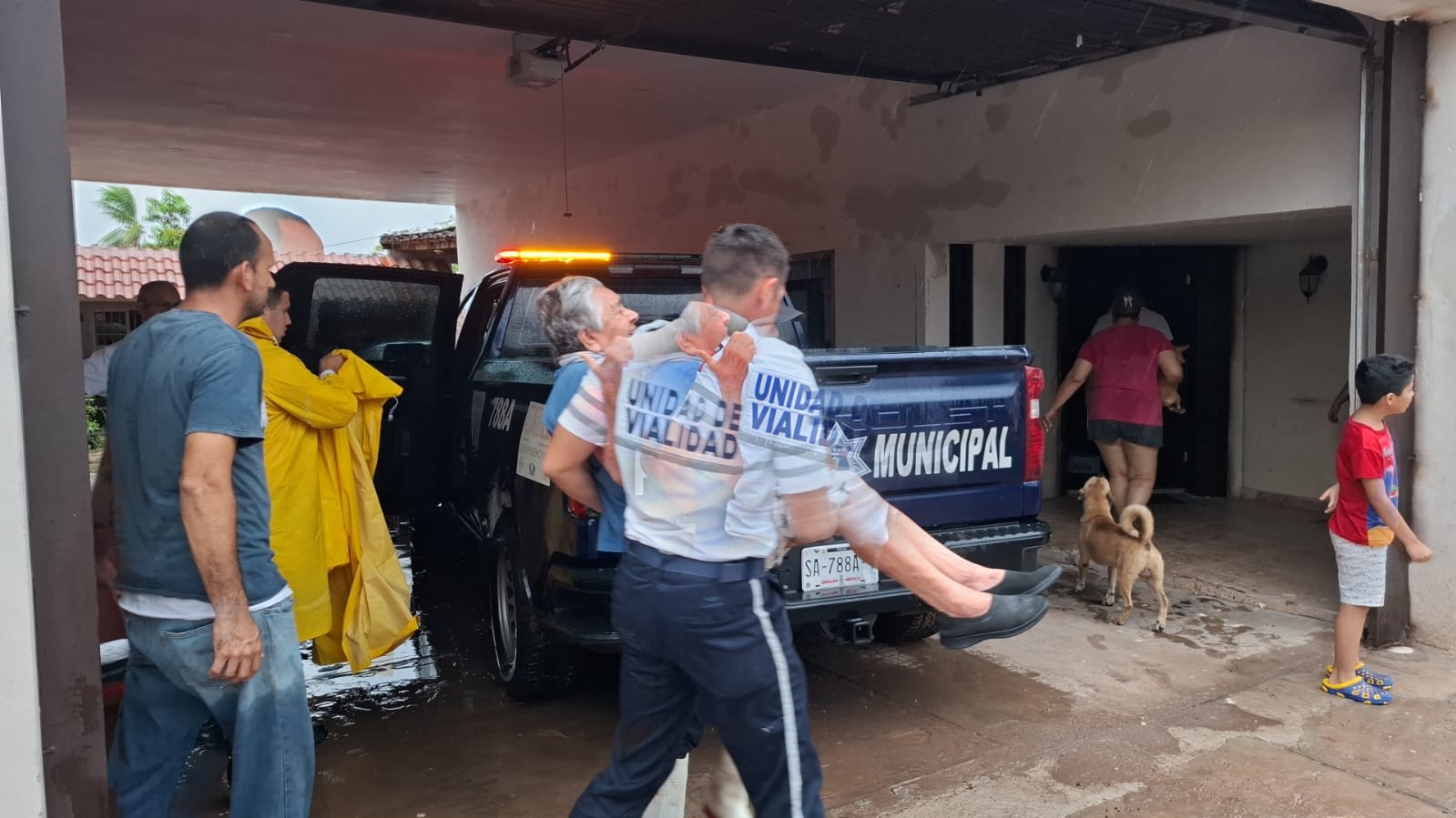 familia ejidal en higuera de zaragoza inundaciones por lluvias vialidad