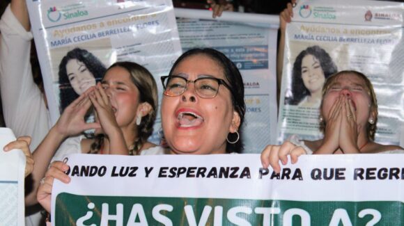 ¡Vivan los desaparecidos! Manifestantes se suman al Grito de Independencia en Mazatlán, Sinaloa