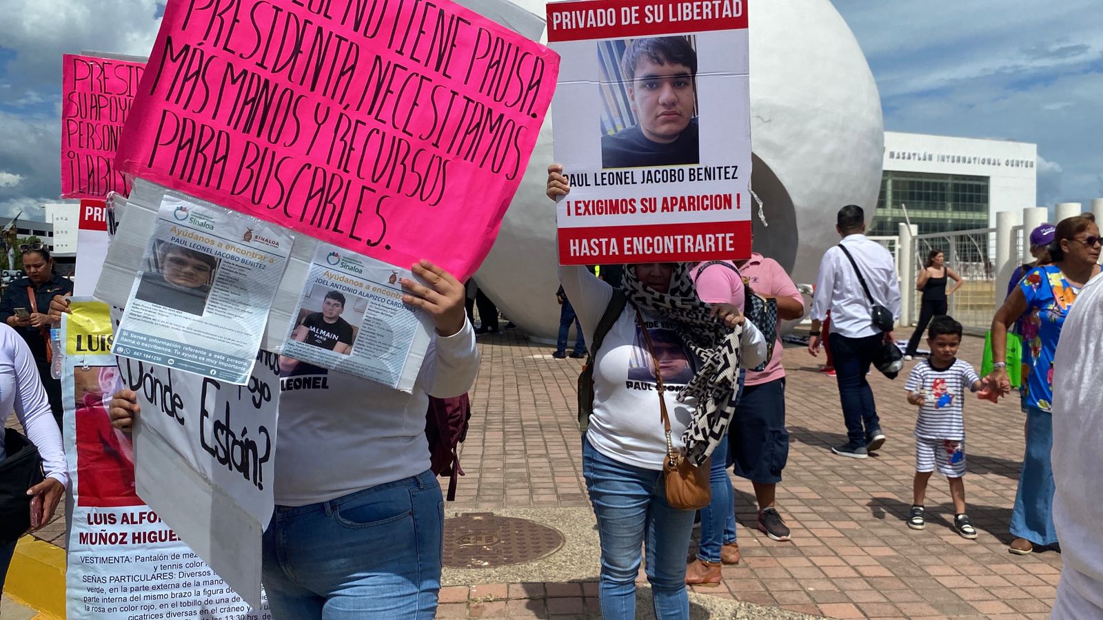 Familiares de desaparecidos en Culiacán piden apoyo a Claudia Sheinbaum en Mazatlán, Sinaloa