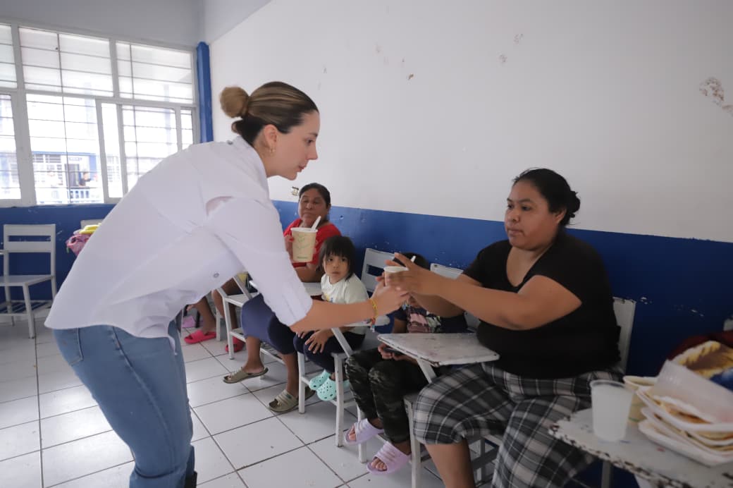 Familias reciben provisiones en Ruiz Cortines tras las fuertes lluvias