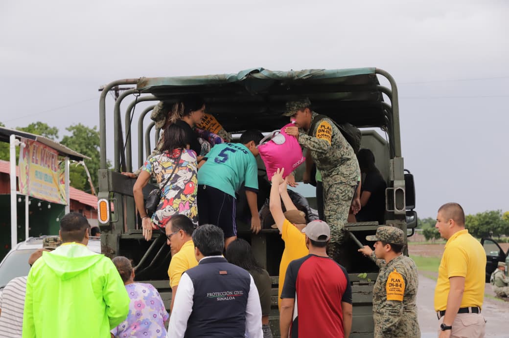 Familias reciben provisiones en Ruiz Cortines tras las fuertes lluvias