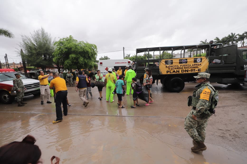 Familias reciben provisiones en Ruiz Cortines tras las fuertes lluvias