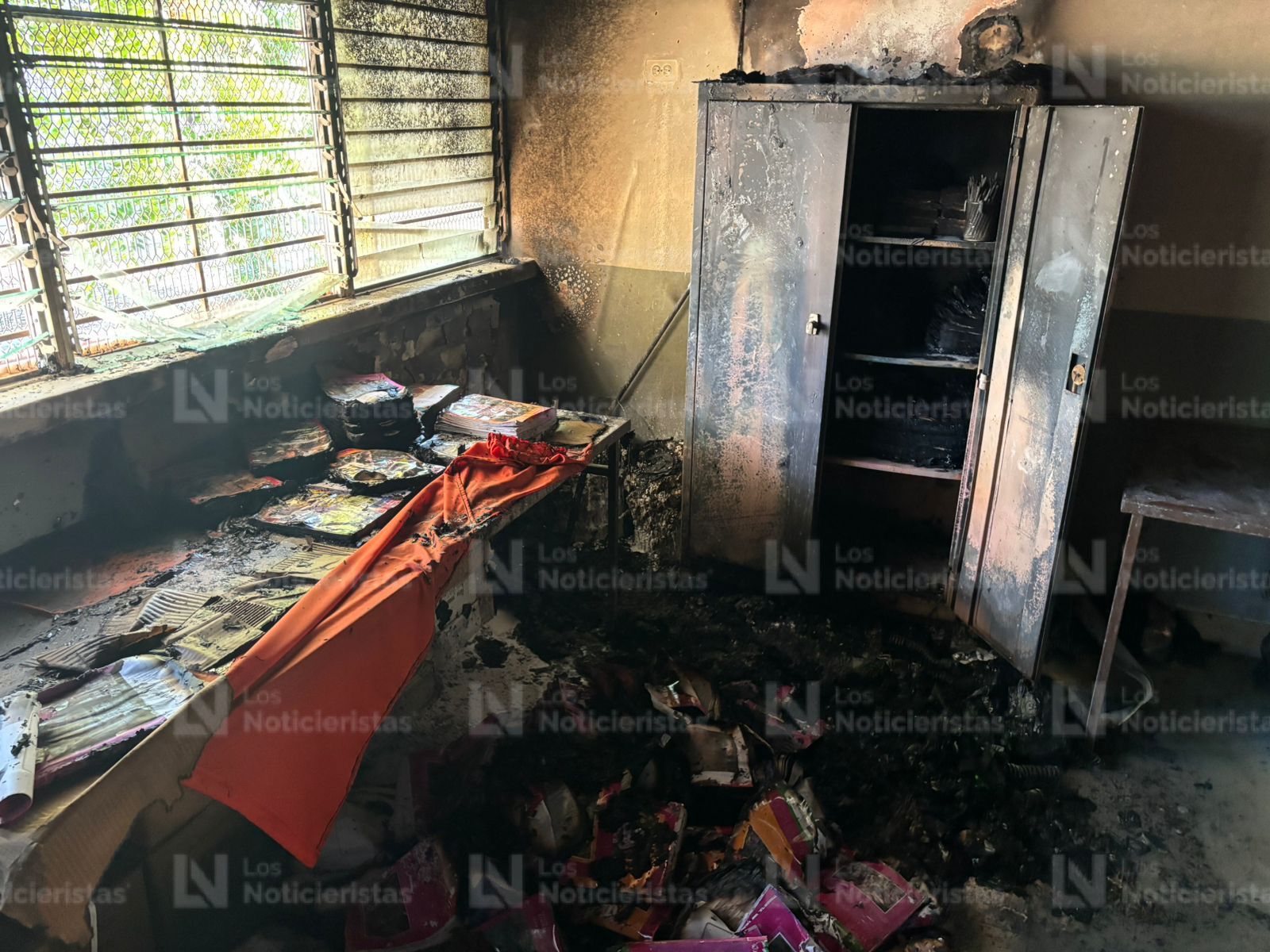 fuertes daños dejo el incendio de la biblioteca en la primaria