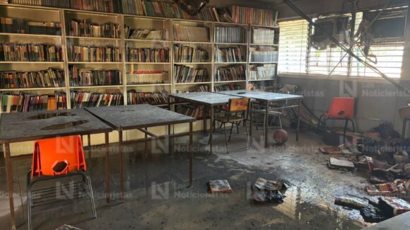 Vandalizan una secundaria en Bellavista, Culiacán; queman biblioteca y grafitean paredes