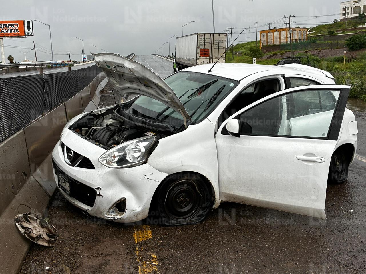 fuertes daños sufrio el pequeño auto march asi como sus ocupantes