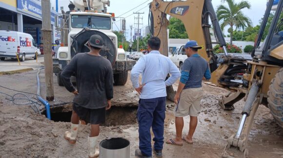 Fuga en línea principal deja sin presión de agua a colonias Tellerías y Palos Prietos de Mazatlán