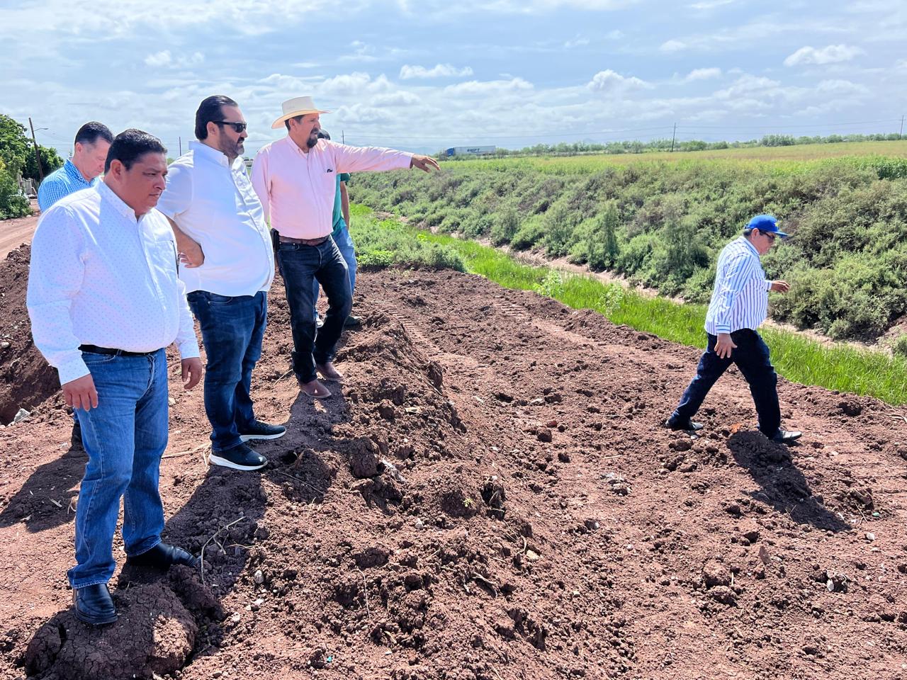 Funcionarios de Ahome recorren El Carrizo escuchando a la población