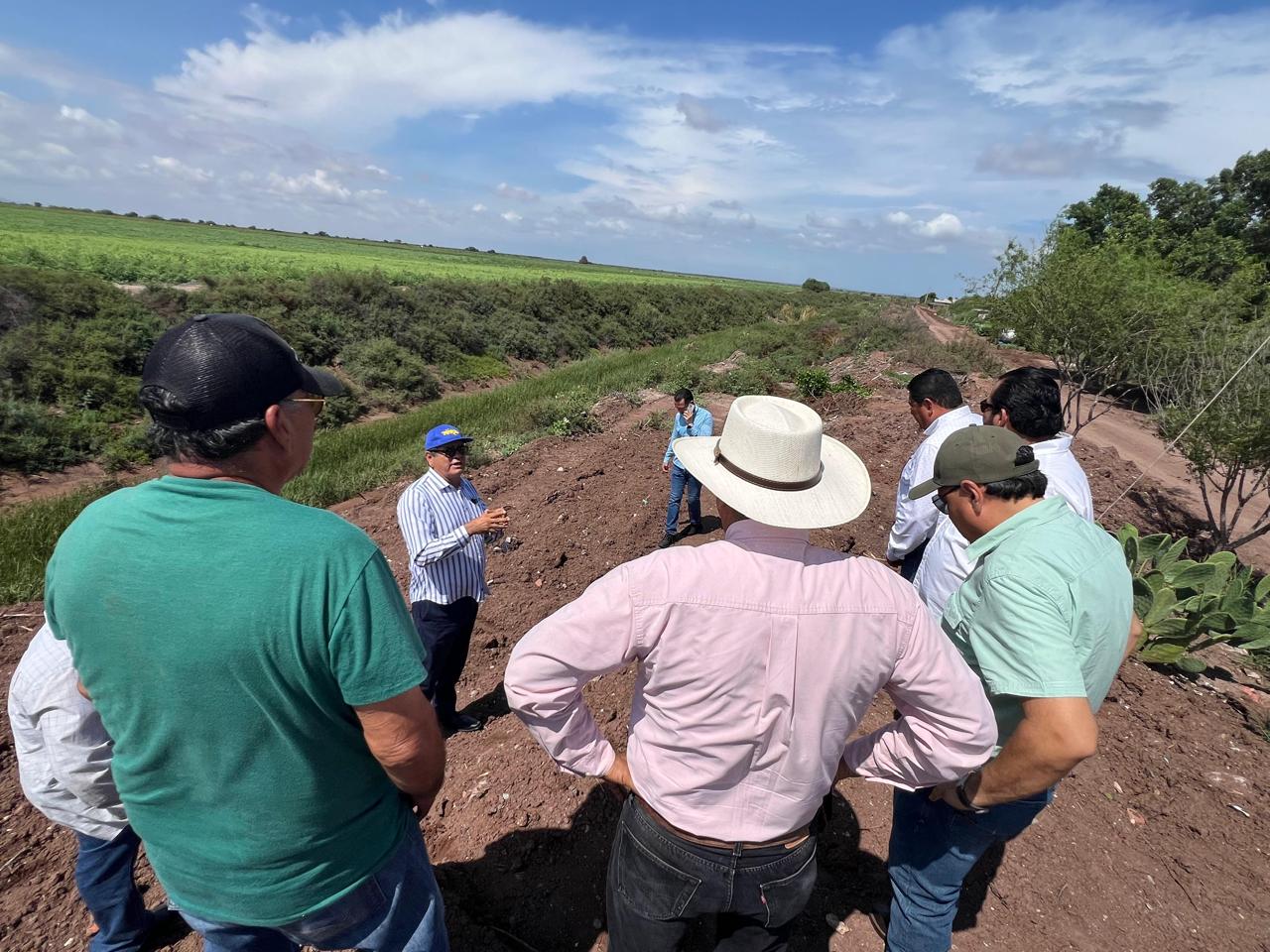 Funcionarios de Ahome recorren El Carrizo escuchando a la población
