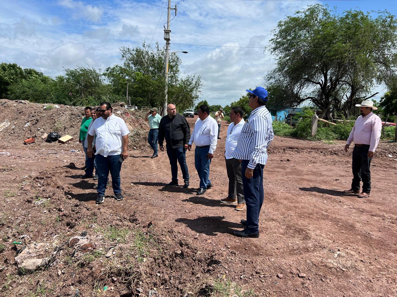 Funcionarios de Ahome recorren El Carrizo escuchando a la población