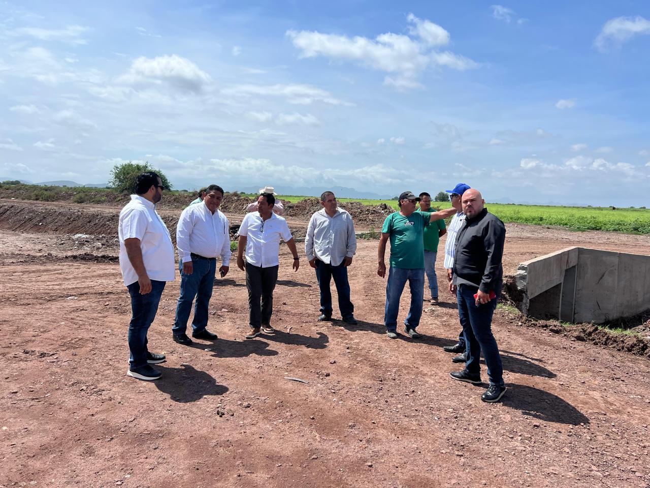 Funcionarios de Ahome recorren El Carrizo escuchando a la población
