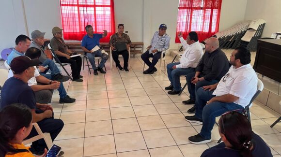 Alcalde de Ahome saca de sus oficinas a funcionarios; más territorio, menos escritorio, les dice
