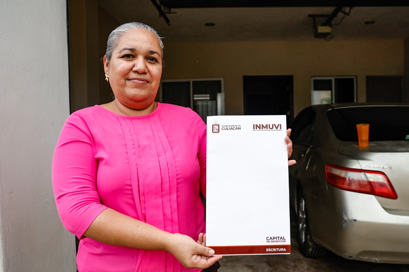 Beneficiada con la entrega de títulos de propiedad en Valles de Encino, Culiacán