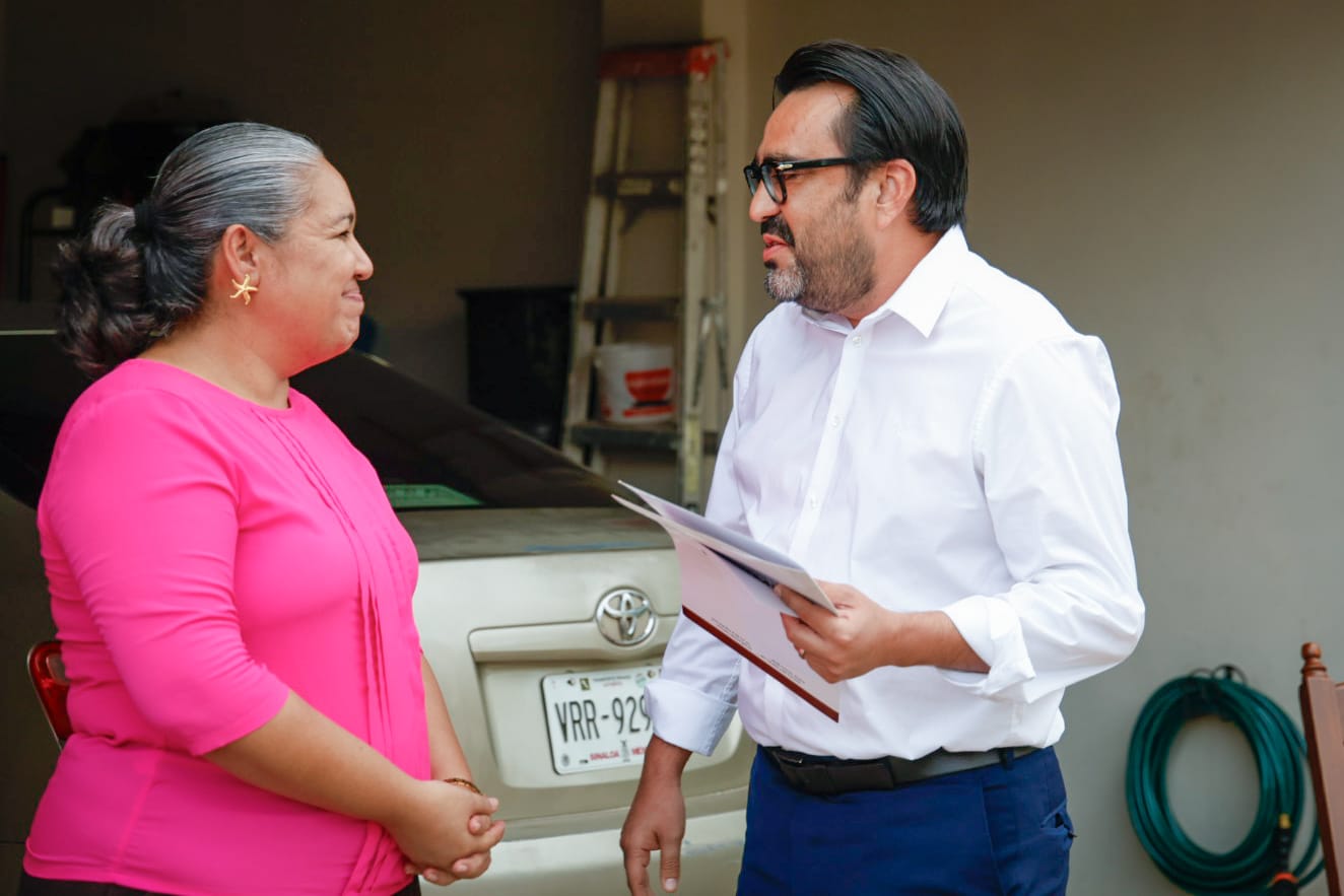Gámez Mendívil entrega títulos de propiedad en Valle de Encino, Culiacán