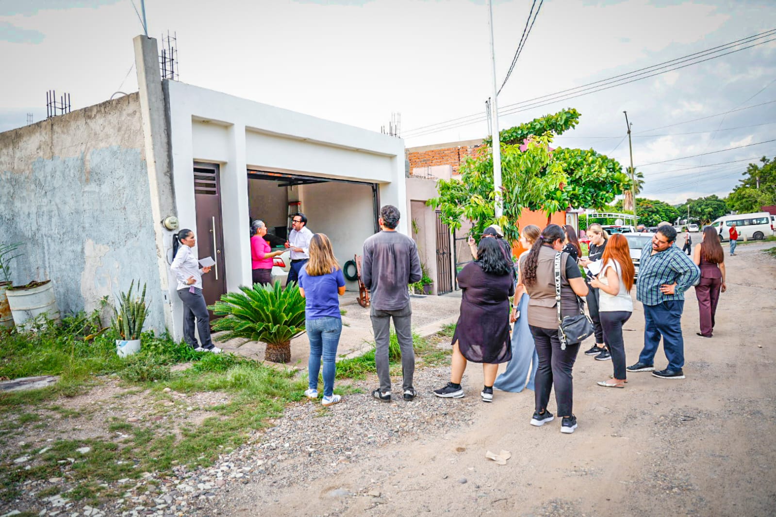 Gámez Mendívil entrega títulos de propiedad en Valle de Encino, Culiacán