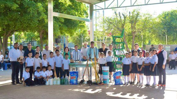 Ayuntamiento de El Fuerte, Sinaloa, entrega apoyos a instituciones educativas en Charay y Mochicahui