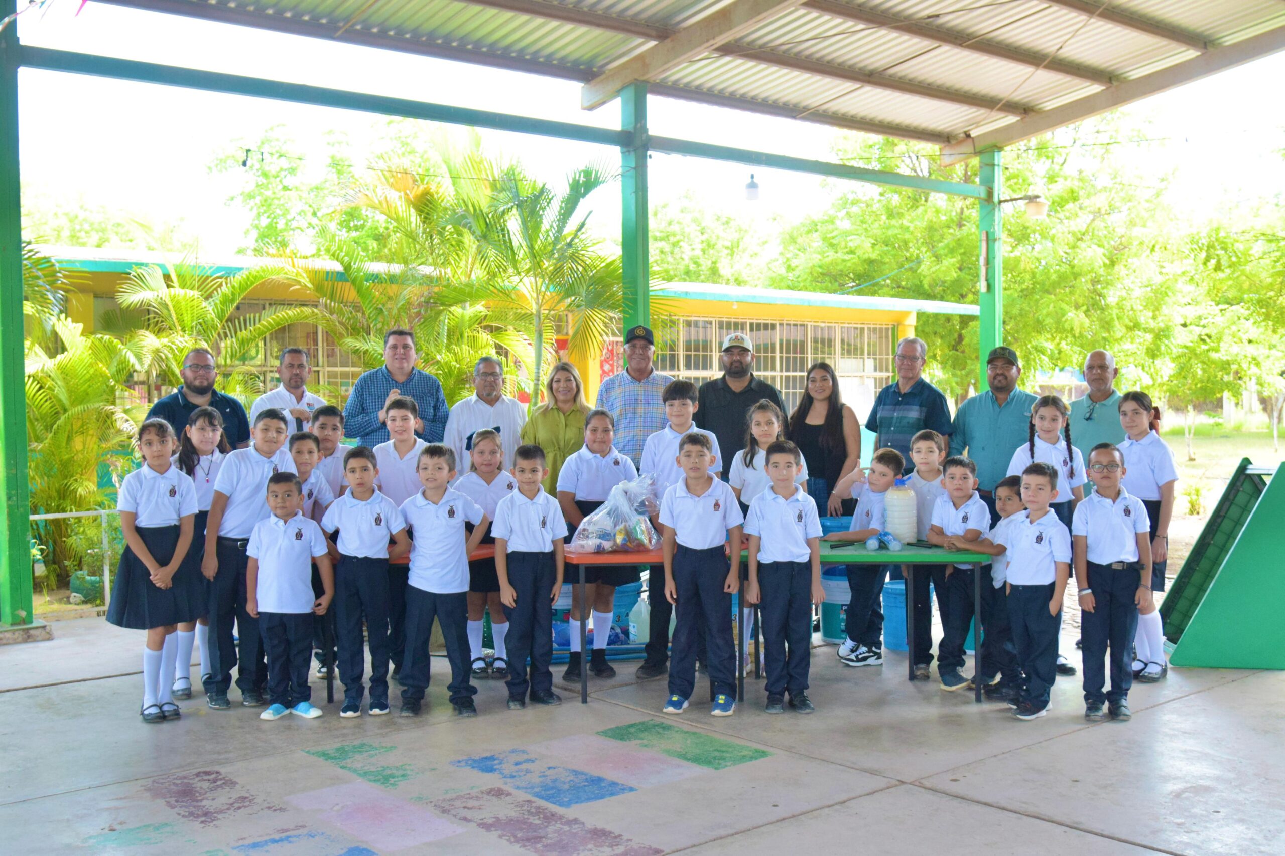 Gildardo Leyva Ortega entrega mobiliario, material de mantenimiento, limpieza y deportivo a la escuela primaria Lázaro Cárdenas