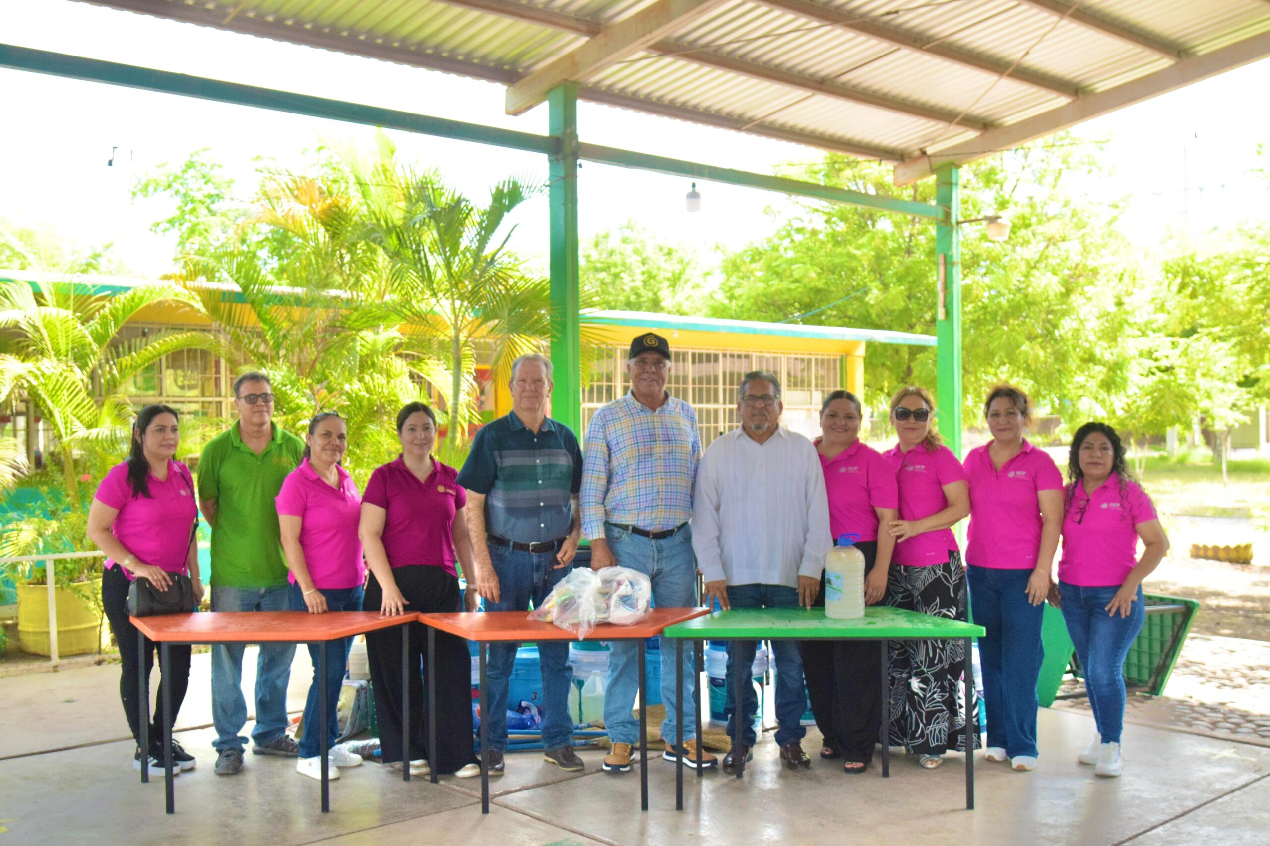 Gildardo Leyva Ortega entrega mobiliario, material de mantenimiento, limpieza y deportivo a la escuela primaria Lázaro Cárdenas