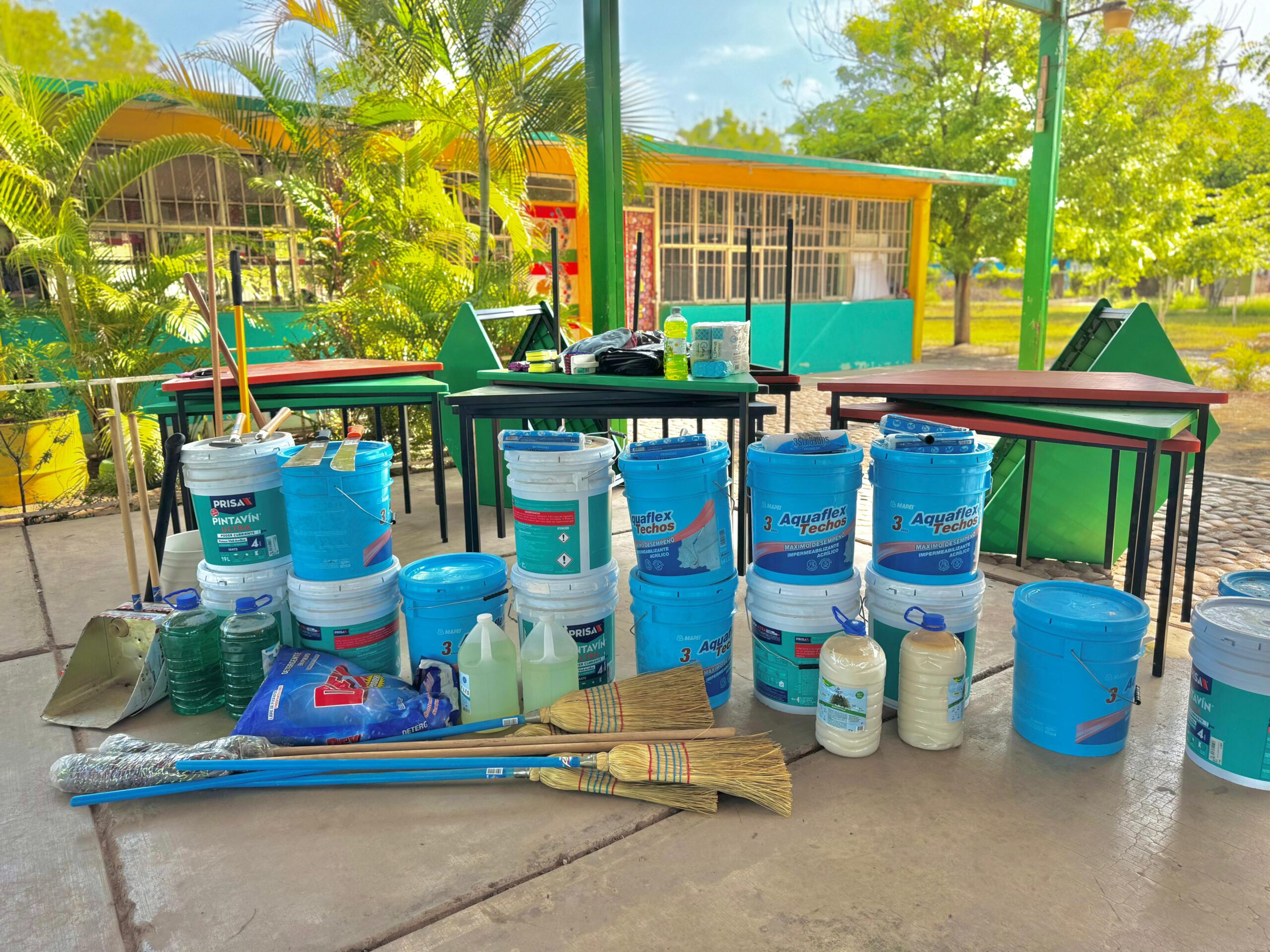 mobiliario, material de mantenimiento, limpieza y deportivo