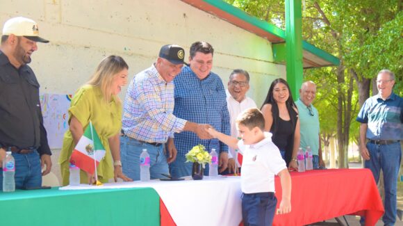Gobierno de El Fuerte entrega mobiliario y material de apoyo a la primaria Lázaro Cárdenas de Jahuara II