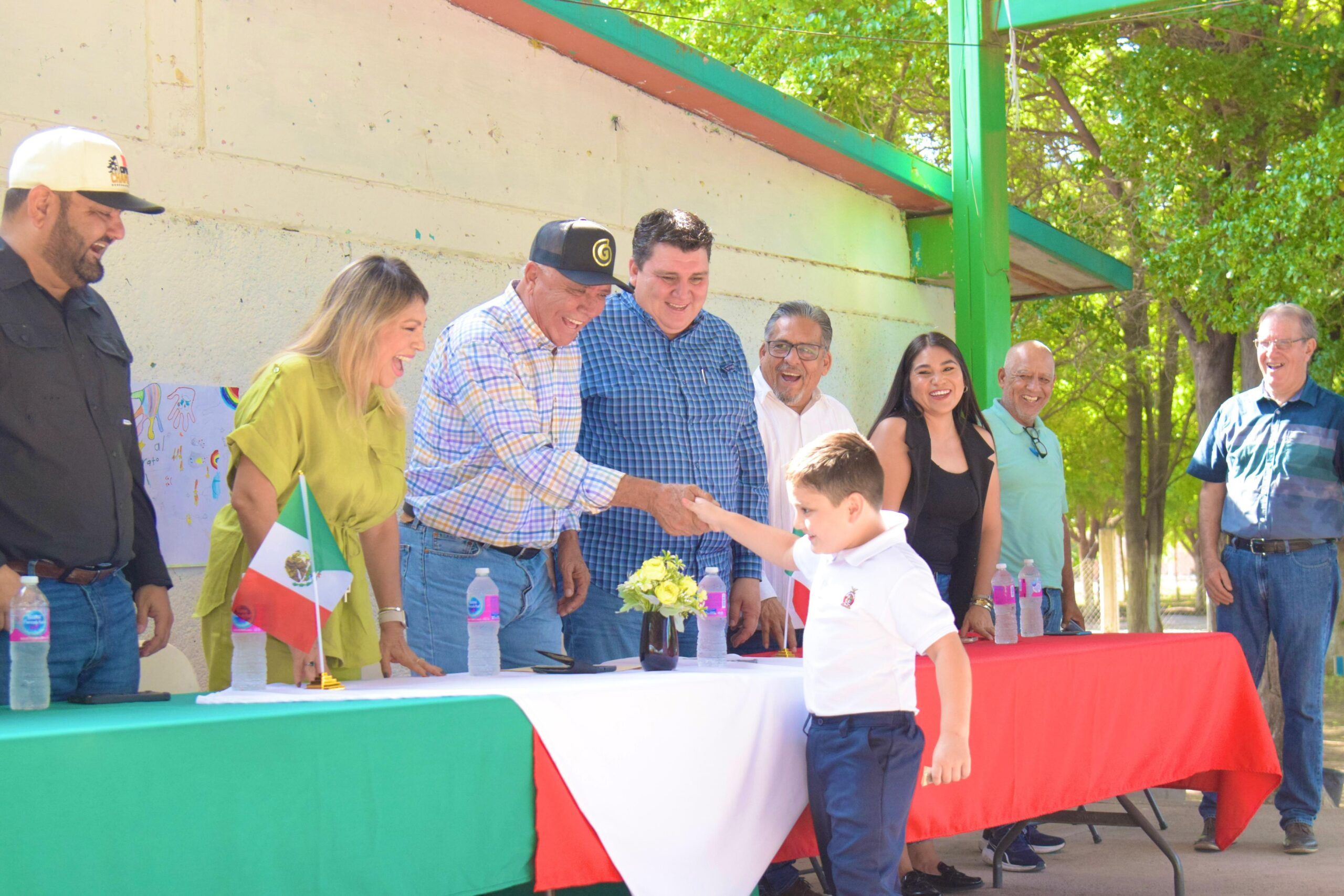 Gildardo Leyva Ortega entrega mobiliario, material de mantenimiento, limpieza y deportivo a la escuela primaria Lázaro Cárdenas