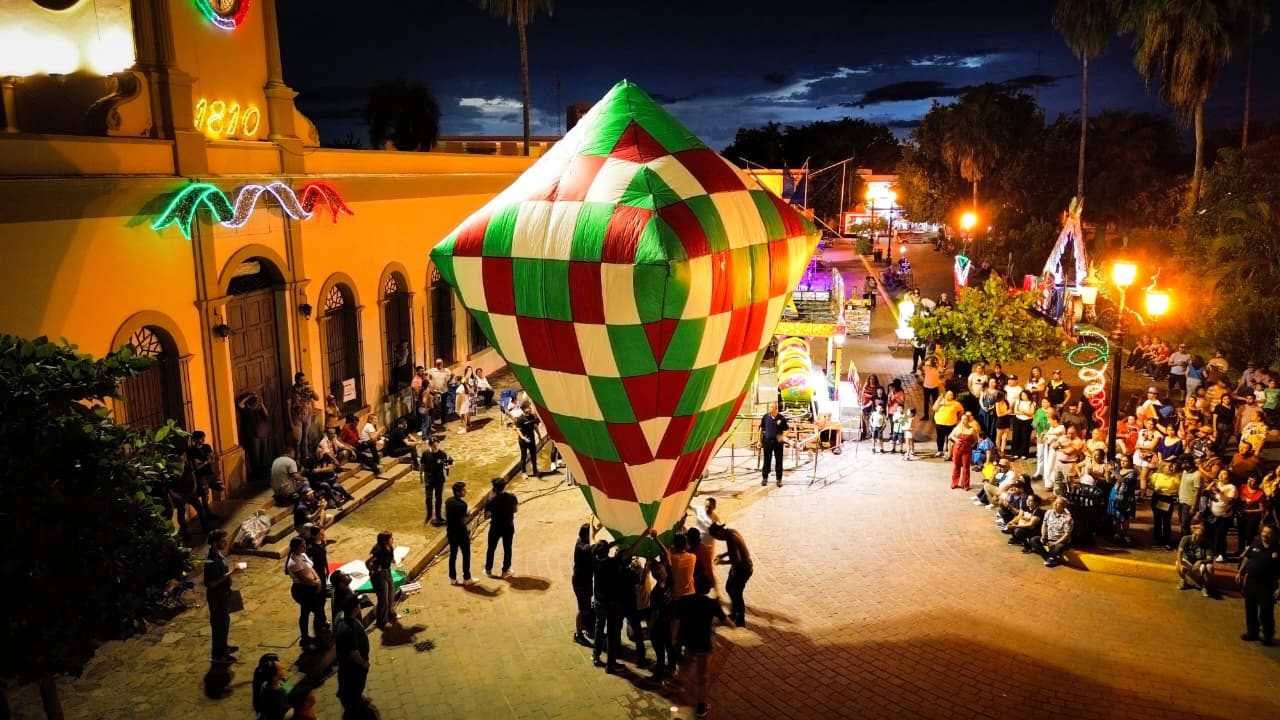 Globos de Cantoya en Mocorito, Sinaloa