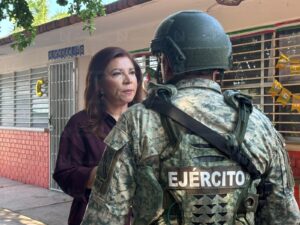 gloria himelda felix niebla en escuela vandalizada en culiacan sin