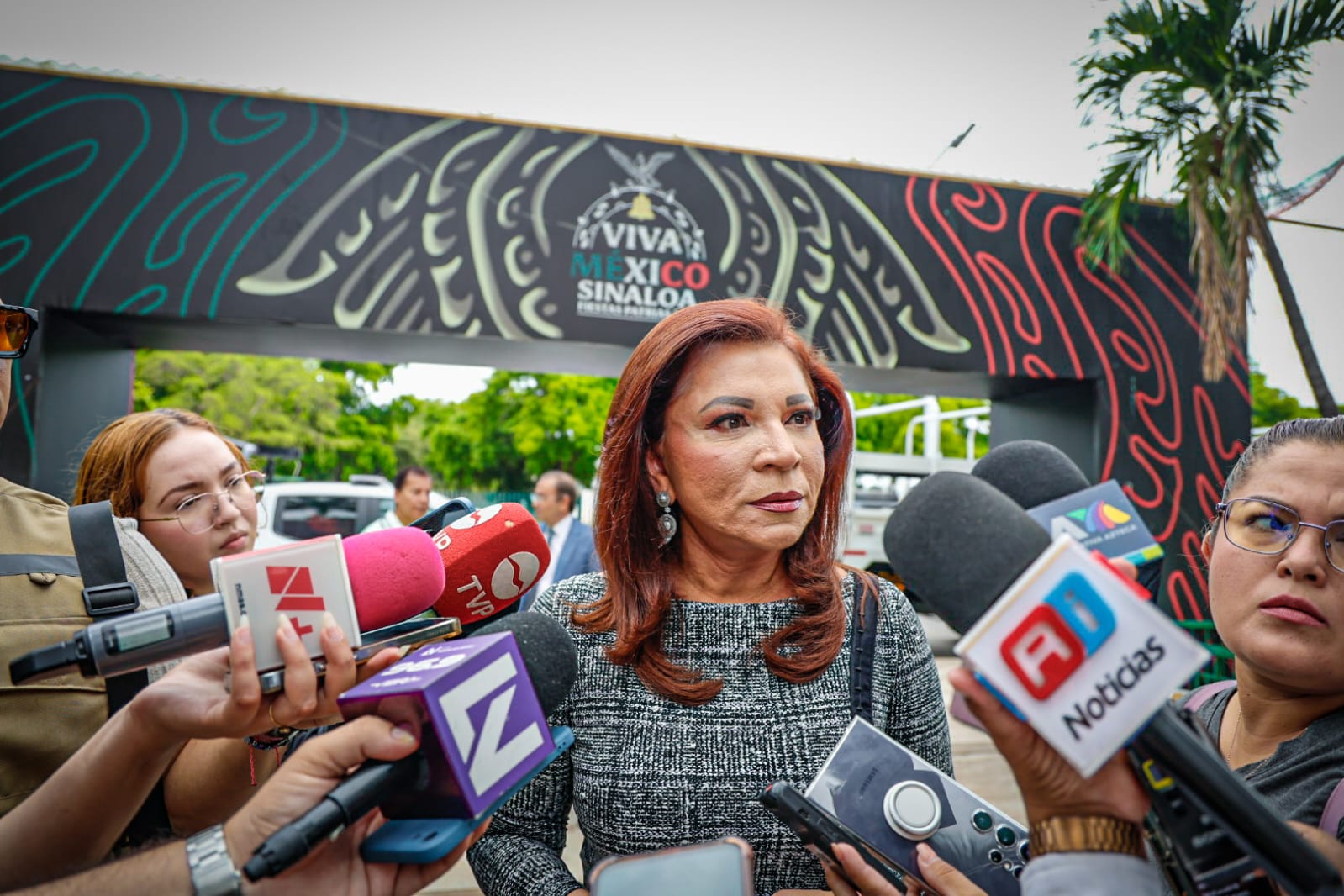 gloria imelda felix encabeza izamiento de bandera